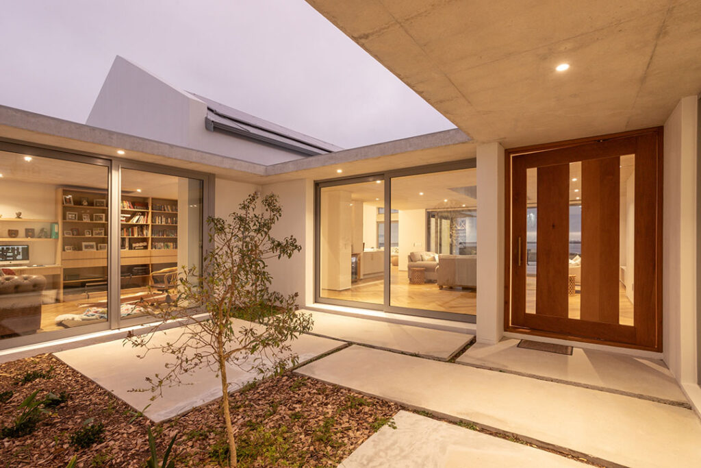 Vineyard Villa residence designed by FVDM Architects in the Hermanus winelands.